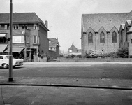 856853 Gezicht op het pand Amsterdamsestraatweg 443 (links) en een deel van de Oranjekerk (Amsterdamsestraatweg 441a) ...